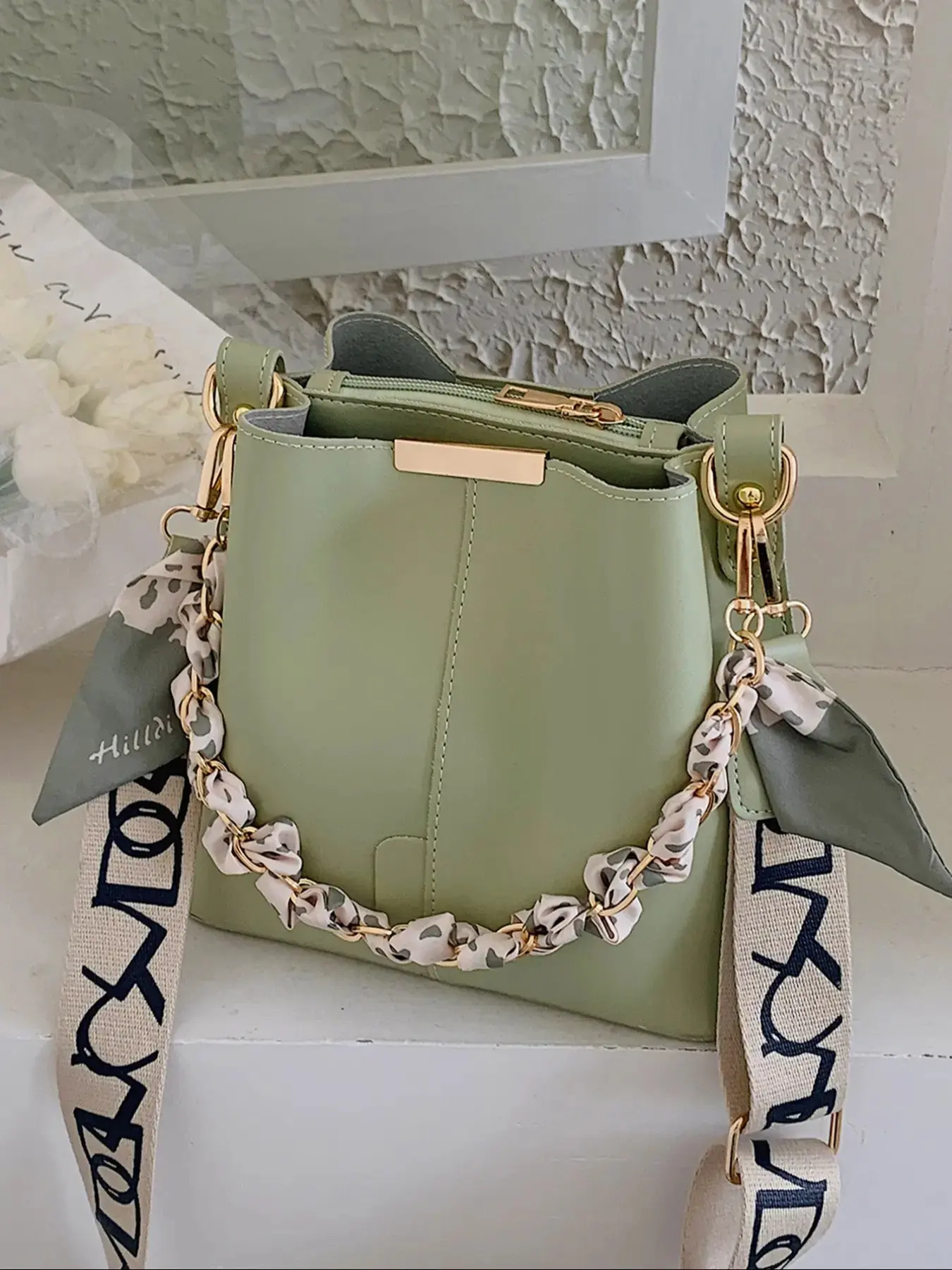 Valentine's Day gift, Light colored bucket diagonal cross bag for women, simple yet versatile, decorated with chain scarves, suitable for date, Casual messenger bags, Casual Shoulder Bag, Casual trendy bag