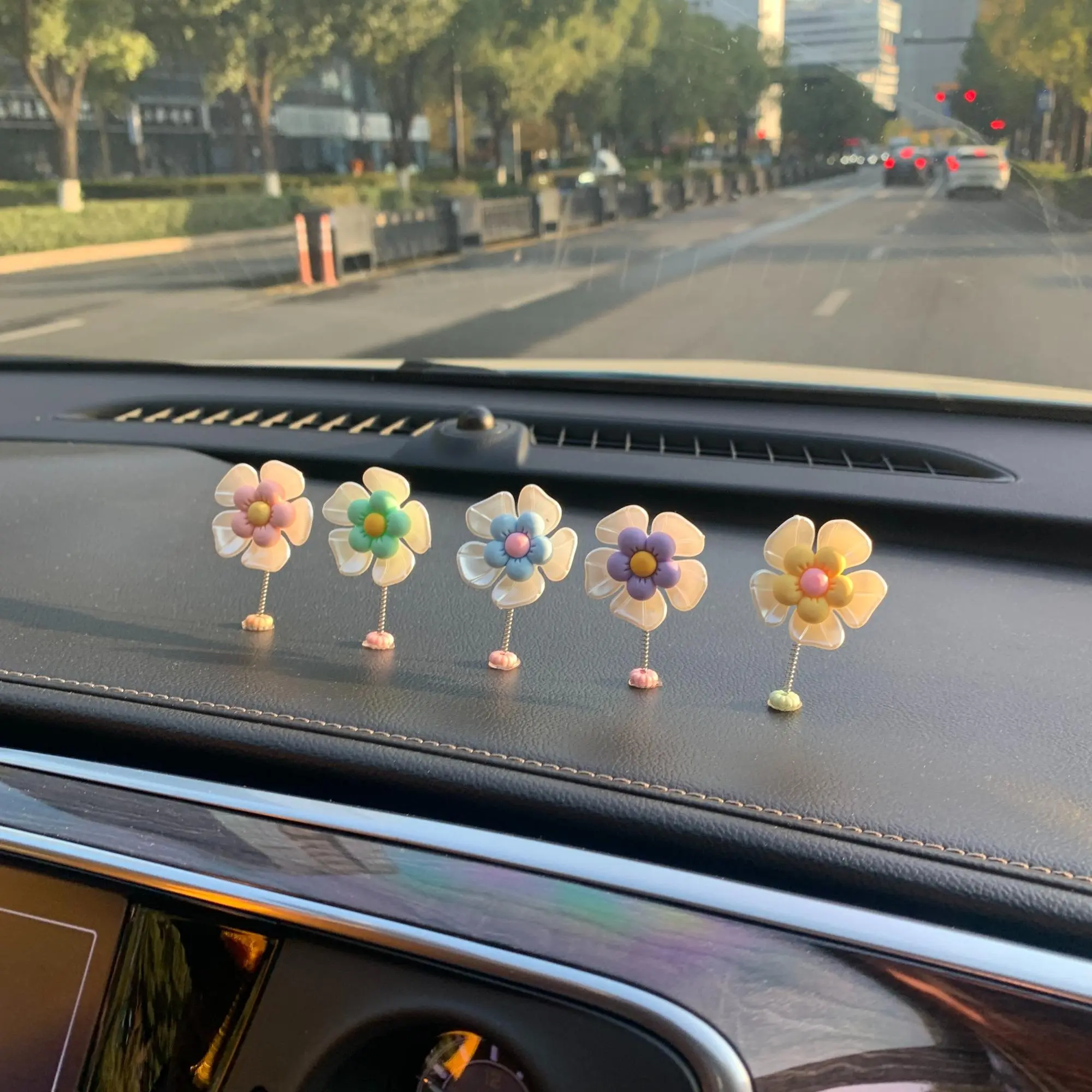 Cute Daisy Flower Shaped Car Decoration, Creative Car Interior Ornament, Car Interior Decorative, Car Center Console Decorations, Car Dashboard Decoration