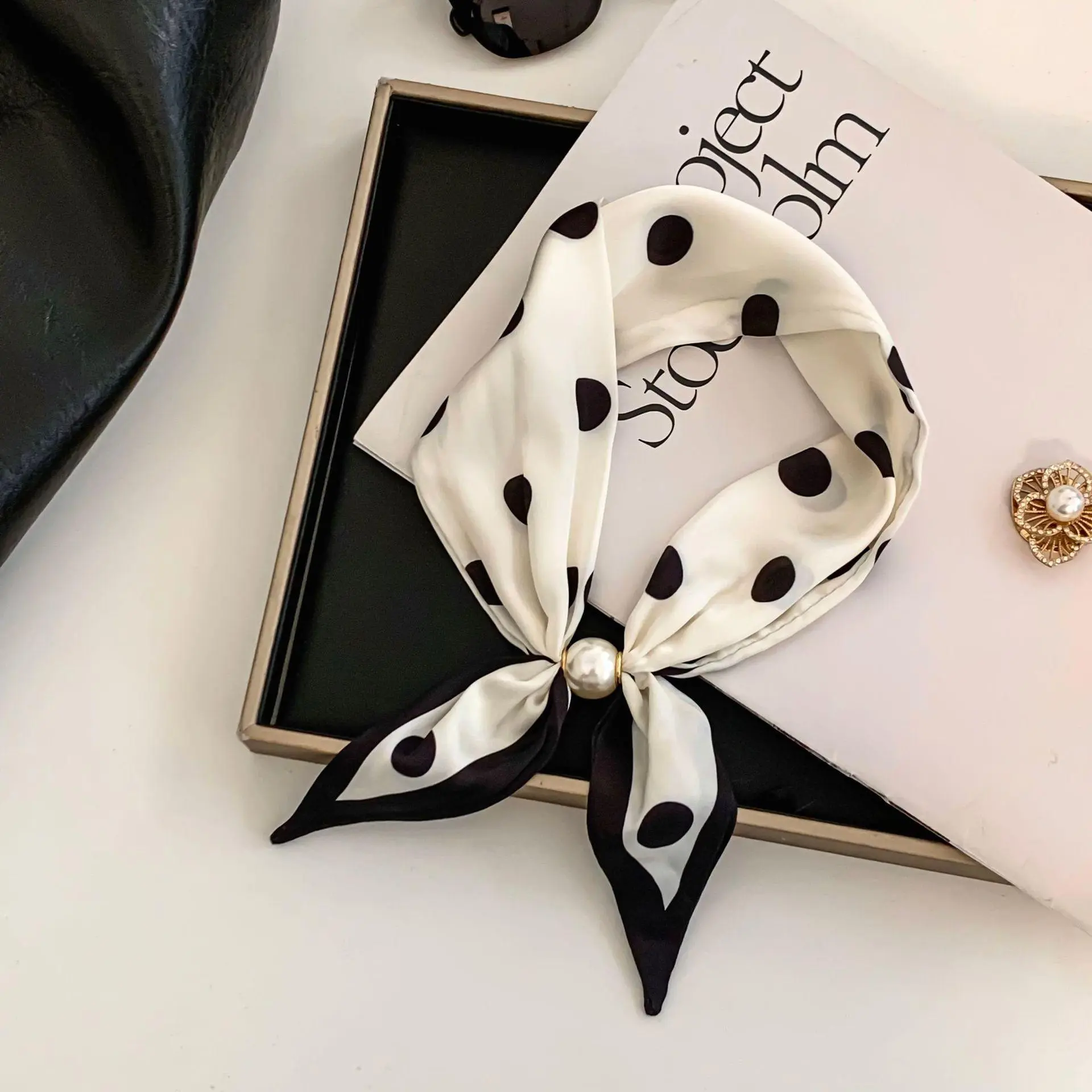 Cashew Flower Silk Scarf Effortless Collarbone Chain Neck Scarf Neck Warmer with Pearl Necklace Magnetic Clasp Scarf