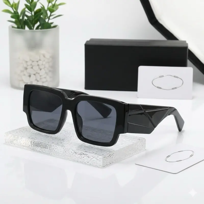 Modern Black Square Sunglasses with Geometric Design and Dark Lenses for Stylish Look