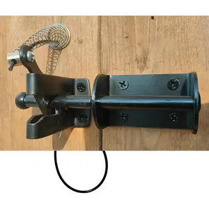 Door Latch - Self-Locking Gate Latch for Outdoor Fence, Black Steel Automatic Gravity Lever Lock with Fasteners, Gate Latch for Wooden Fence, Versatile Gate Latches with Spring & Pull String