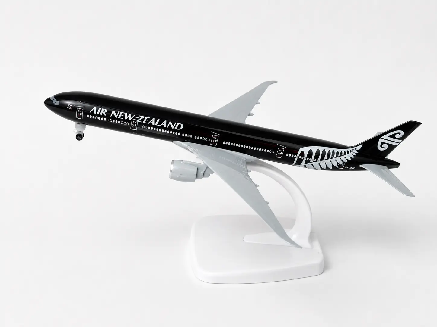 Air New Zealand Die-Cast Model Airplane, Collectible Aircraft Replica with Display Stand