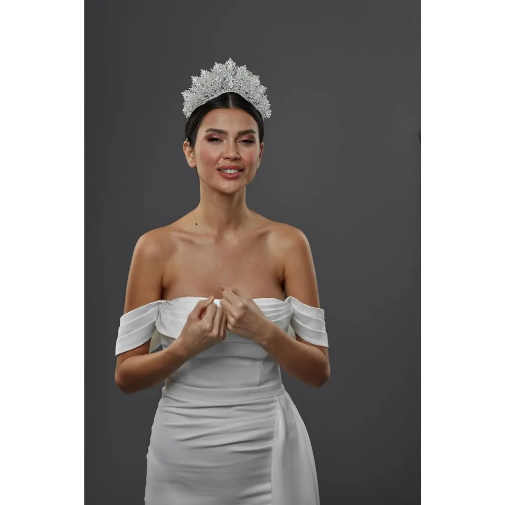 Sparkling Quinceañera Crown: Cubic Zirconia Tiara for a Magical 15th Birthday