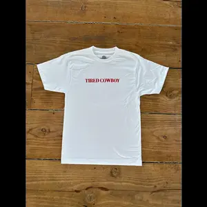 Tired Cowboy Only Here For The Pillows T-Shirt, Funny Western Cowboy Slogan Graphic Tee, Minimalist Red Text Cotton Shirt for Men Women, Casual Cowgirl Streetwear, Retro Country Style Top, Unique Gift for Lazy Cowboy and Sleep Lovers
