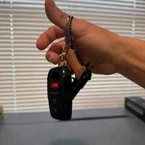 Llavero negra y cachas cafe con logo!