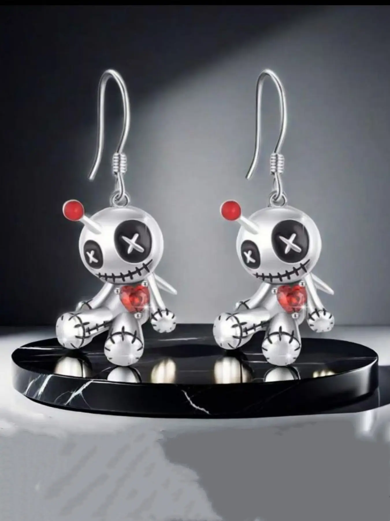 1 Pair Of Charming Punk Style Unique Cartoon Voodoo Doll Dangle Earrings with Red Heart Pendant Alloy Chain Material White & Red Design, Fun Dangling Earrings, Perfect for Halloween Festival, Party & Holiday Decor, Halloween Accessories