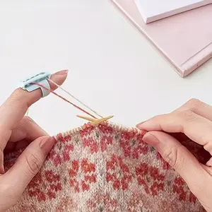 4-Piece Knitting Thread Organizer, Plastic Finger Loops for Sweaters, Wire Guide for Crochet, Ideal for Blankets and Crafting