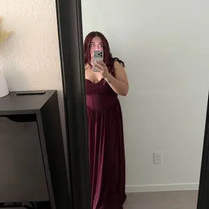 Curvysweet Cowl Neck Bridesmaid Dress for Women Sleeveless Built-In Bra A-Line Maxi Dress with Adjustable Straps Ruched Waist Elegant Evening Party Gown