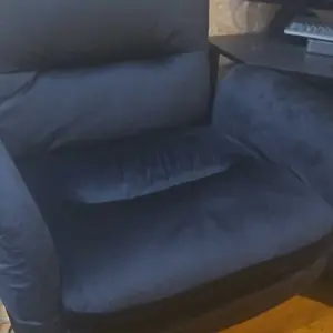 Ergonomic Cross-Legged Office Chair with Flip-Up Arms, Swivel Wheels & Adjustable Backrest for Computer Office Desk