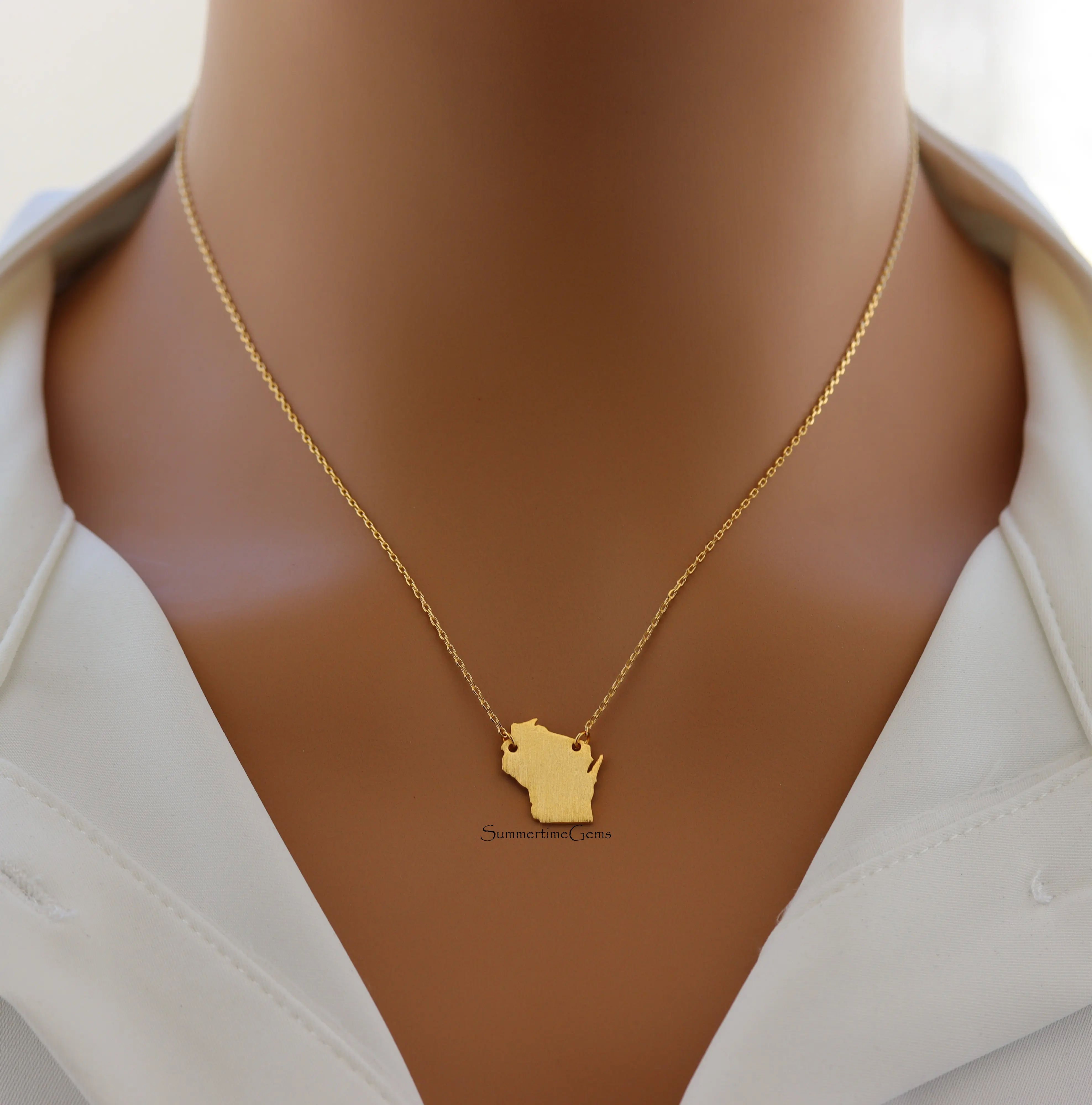 18K Gold Plated Dainty Brushed Wisconsin State Pendant Necklace – Stylish & Unique State Jewelry for Wisconsin Lovers