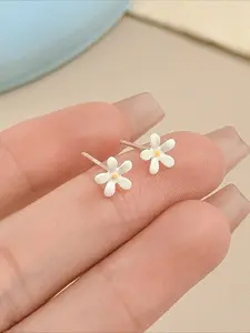 1 Pair Small Daisy Earrings, Elegant Floral Jewelry, Perfect for Daily Wear, Lightweight and Comfortable, Ideal Gift for Her