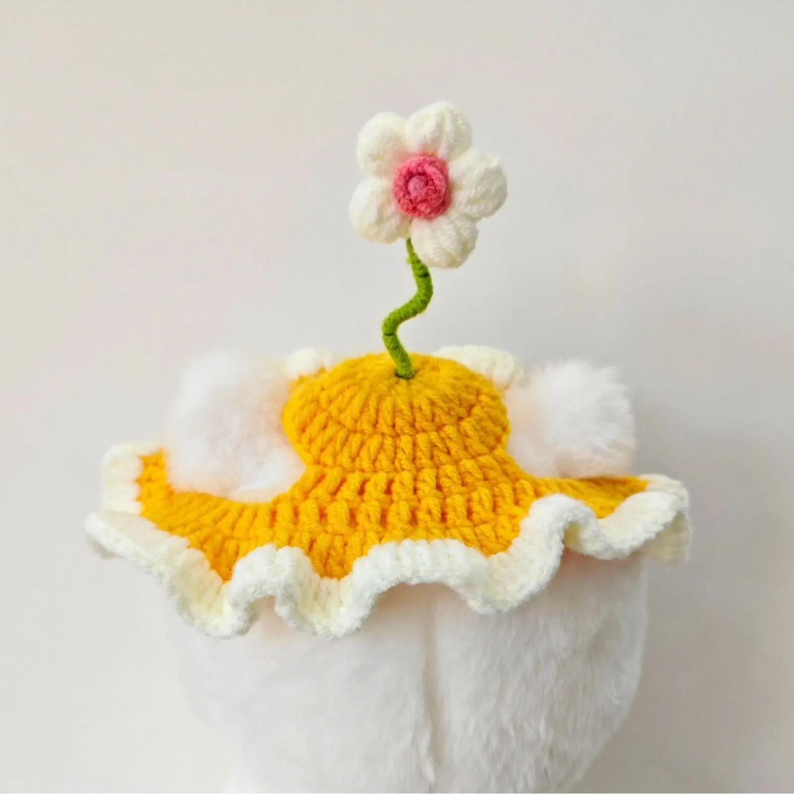 Crochet Cat Hat with Ruffled Brim & Daisy Flower, Soft Breathable Knit Costume for Small & Medium Cats, Adjustable Strap, Available in 2 Sizes, Ruffles, Floral, Two Sizes, Birthday