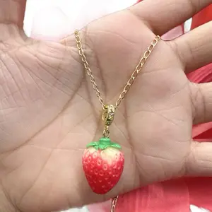 Cadena con Dije de Fresa de Oro Laminado High-Quality Gold-Plated Strawberry Pendant Necklace