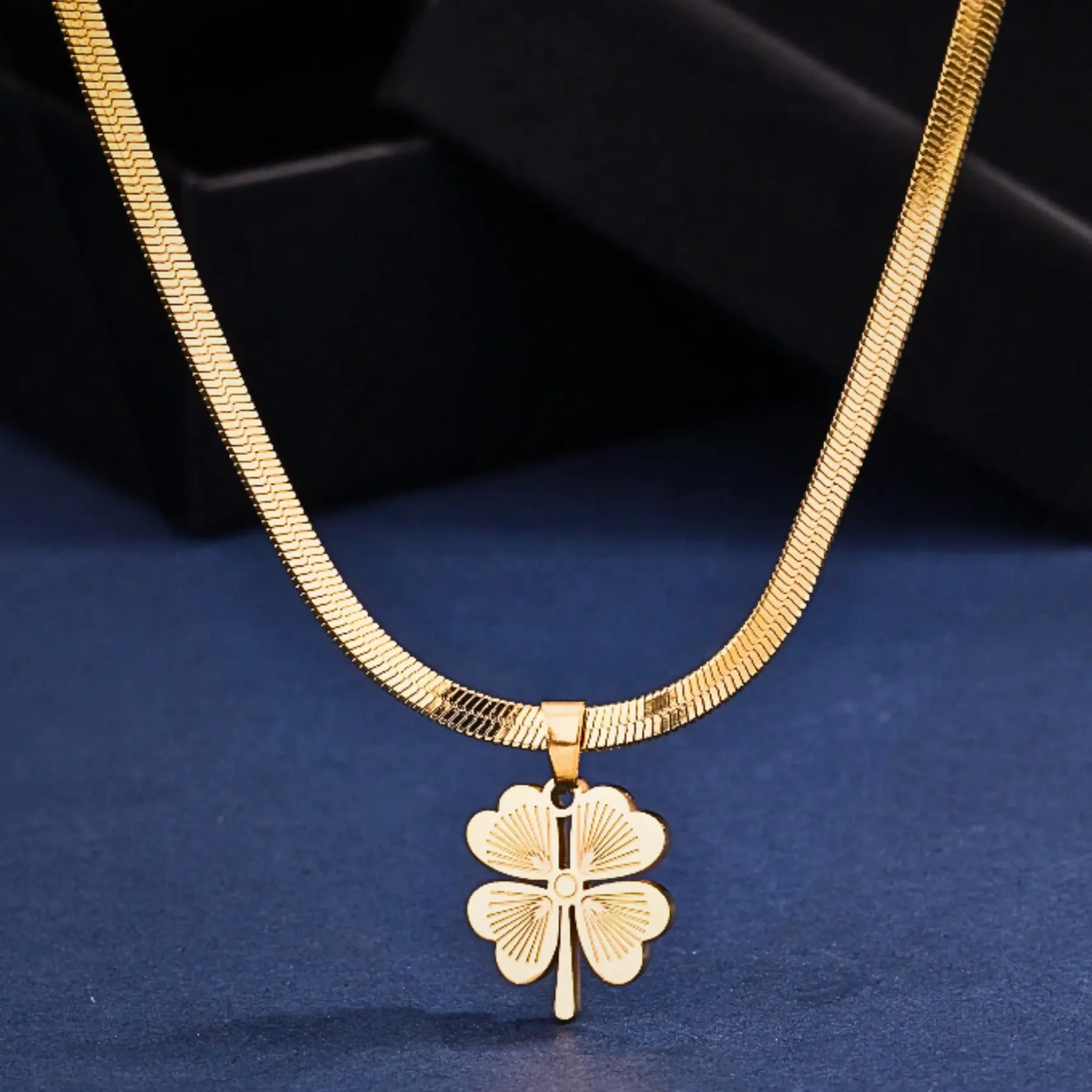 Gold Snake Chain Necklace with Clover Pendant – 18K Plated Stainless Steel Lucky Charm Necklace