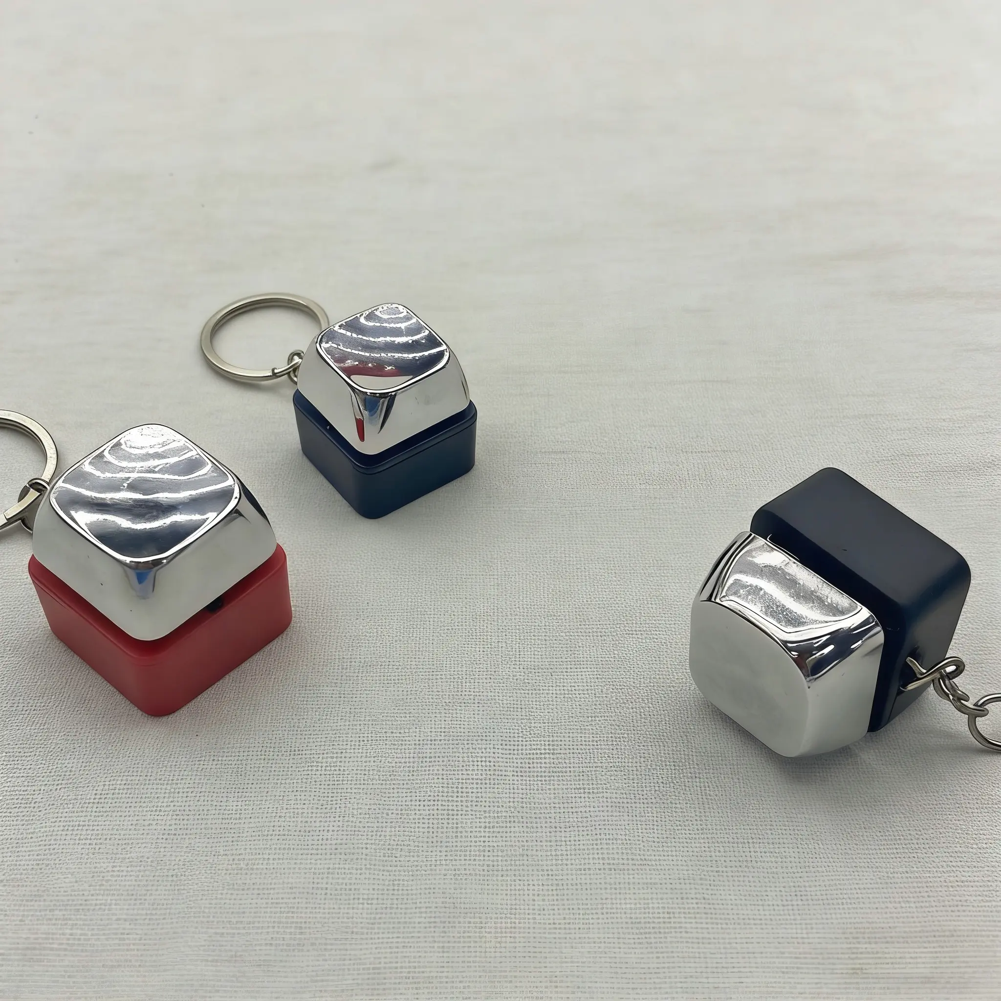 Simulation electric button prank toy, portable prank keychain, electric shock prank prop