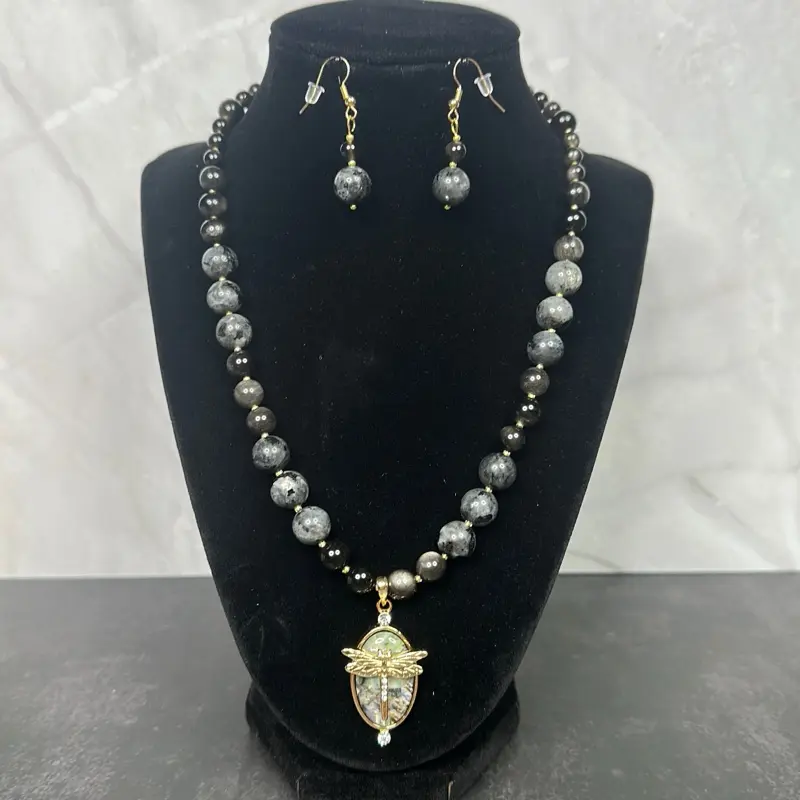 Collar Artesanal de Obsidiana Nevada y Ónix con Dije de Libélula – Incluye Aretes