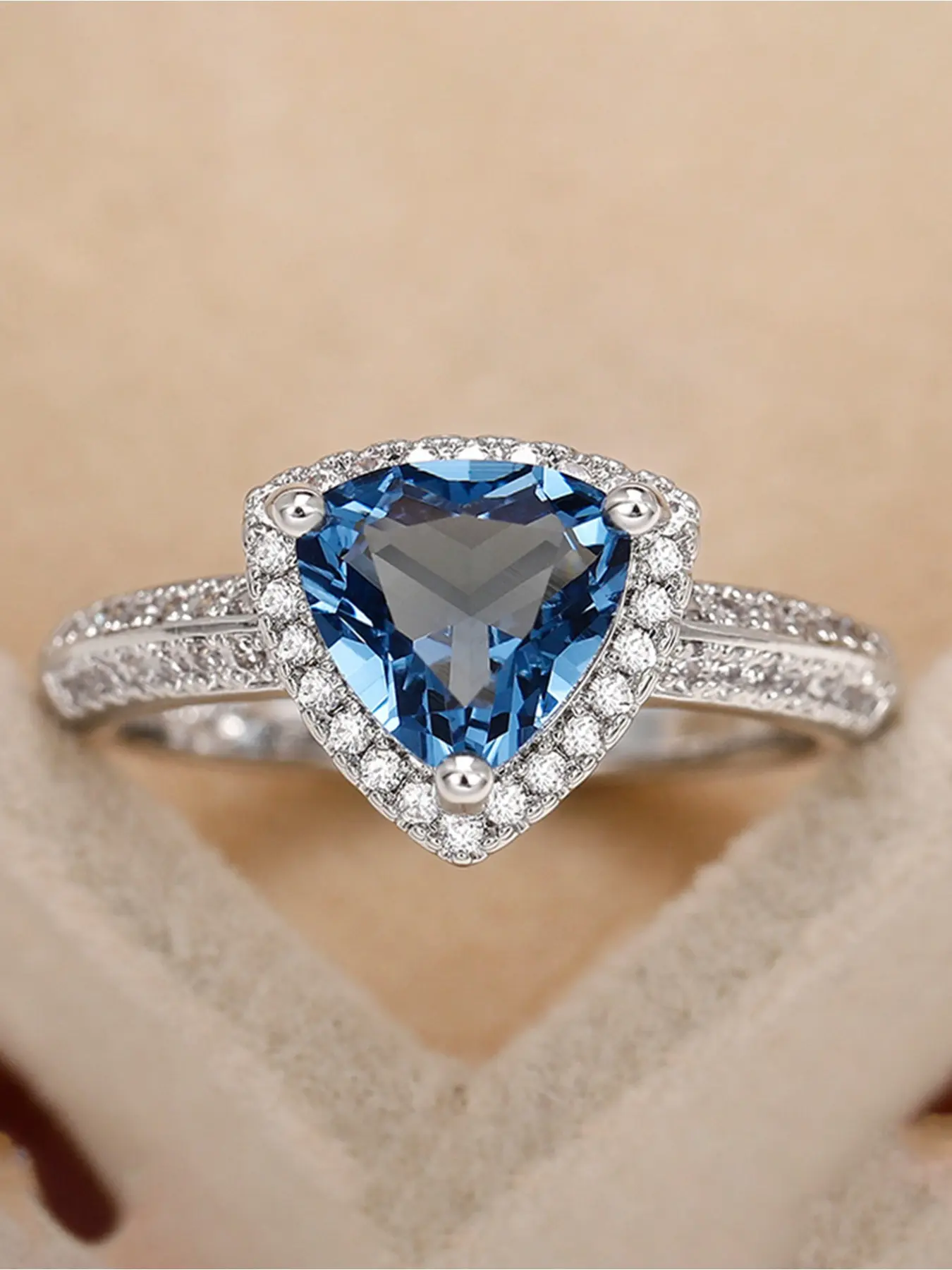 1 PC Glamorous Shiny Blue Triangle Zircon Rings for Women Fashion Jewelry for Festival Party Daily Clothing Decor Trendy Exquisite Wedding Engagement Ring Ladies All-match Anniversary Party Birthday Valentine's Day Festival Gift for Girlfriend