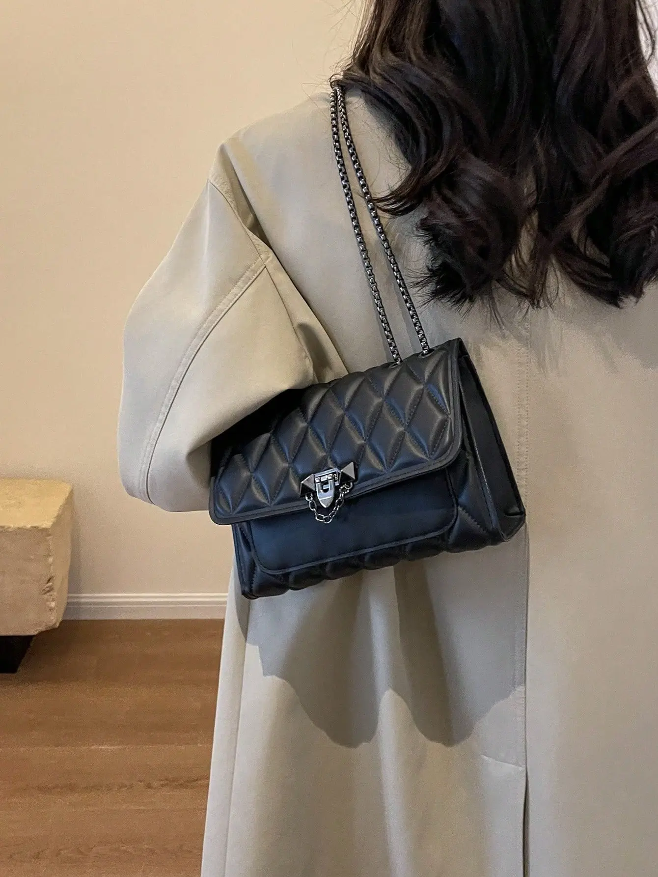 FURNITURE Minimalist Fashionable Indentation Diamond-Shaped Square Crossbody Bag for Women, Metal Chain Strap Everyday Shoulder Bag, Stylish Casual Purses for Daily Use,summervibes outdoorfun, Quilted Shoulder Crossbody, Fashionable Casual Bag