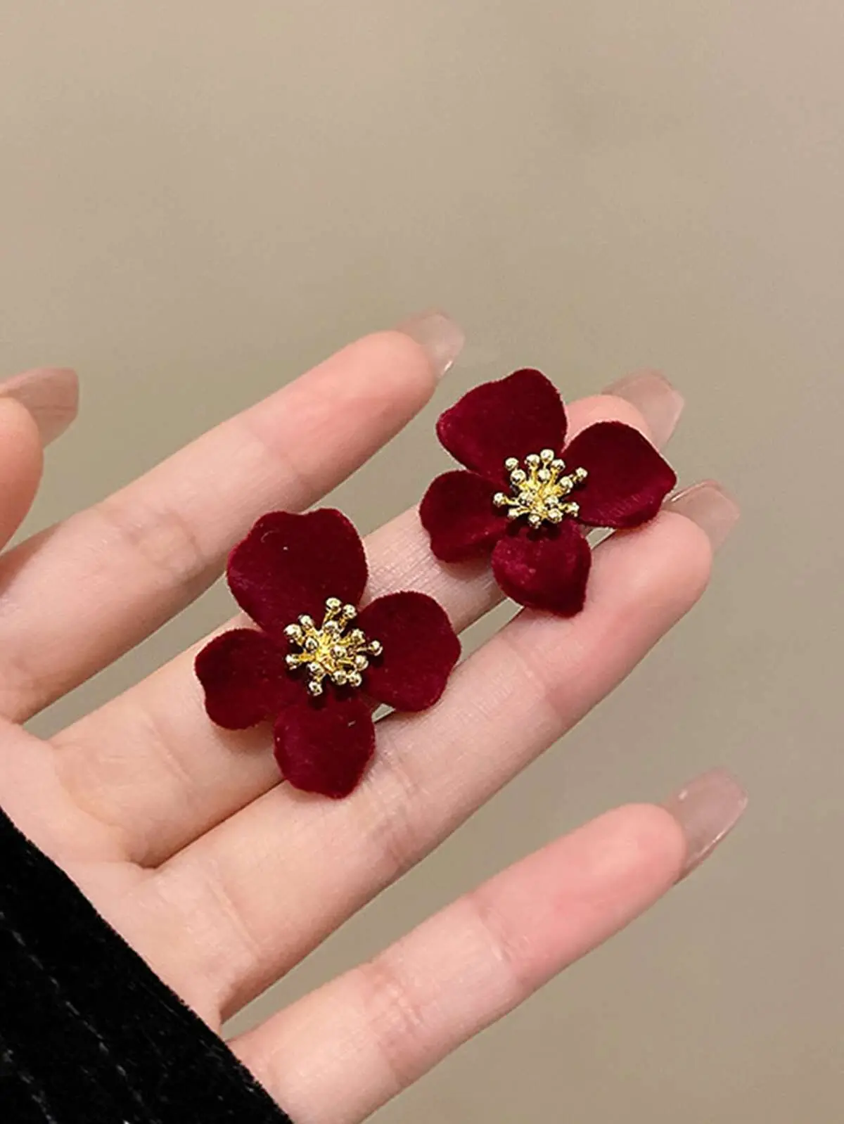 1 Pair Of Small And Exquisite Black Velvet Flower Earrings With A Sense Of And Uniqueness