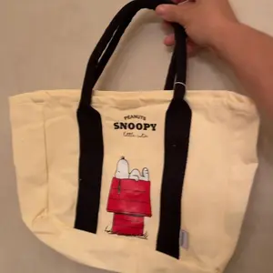 Snoopy Summer Travel Series Handbag - Suitable for Children, White Cute Little-Capacity Shoulder Bag, Commuting Student Bag,