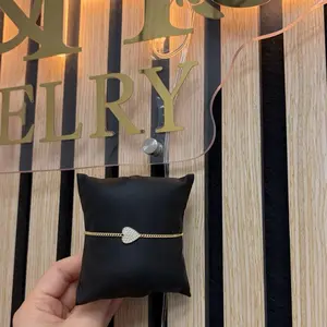 Pulsera de eslabón cubano con corazón en el centro elaborada en plata 925