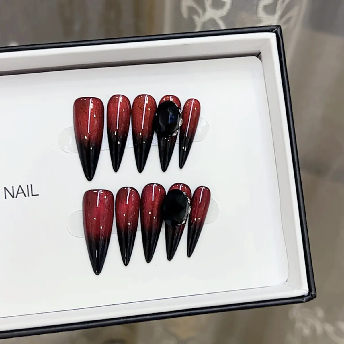 Gothic Red-Black Ombre Long Stiletto Press On Nails With Black Gem Accent, 10PCS Handmade Reusable Acrylic Fake Nails For Edgy Elegance, Acrylic False Nails, Diy Fake Nails