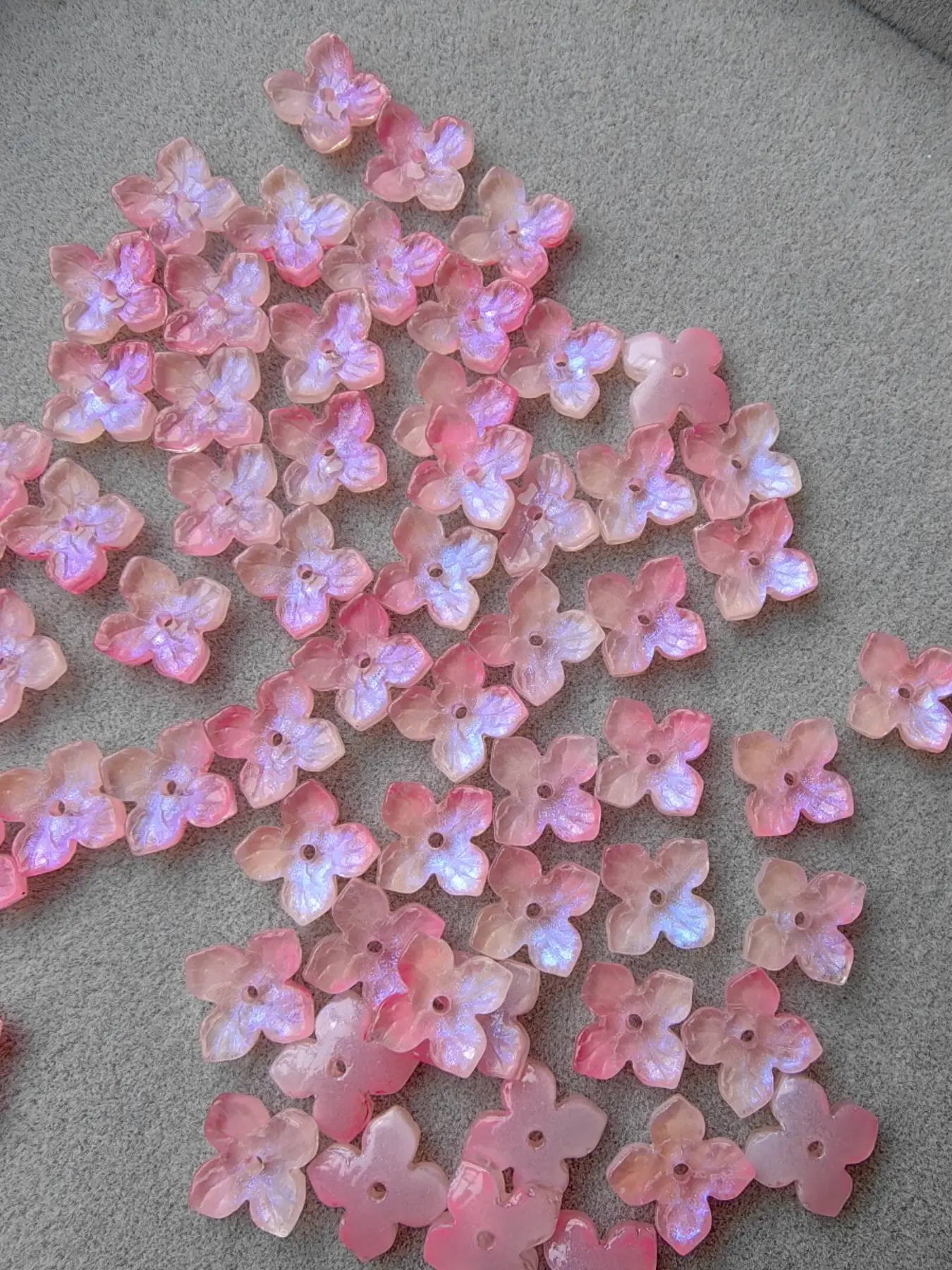 40Pcs 10mm Shimmering Glass Hydrangea Petal Beads, Gradient Pink & Light Blue Floral Charms, Flower Beads for Adult DIY Jewelry Making, Fairycore Hairpin Supplies, DIY Beading Accessories, Premium Glass Beads, Craft Beads