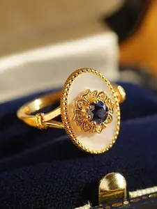 “Blue Gold” royal blue ring inspired by courtly vintage style, featuring a cultivated blue gemstone and gold-plated silver with a white pearl feel