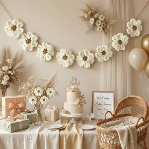 Daisy Garlands Wall Hanging, Crochet Daisy Mother'S Day Decoration, Handmade Crochet Mother'S Day Garland Banner, Home Decor for Baby Shower Gender Reveal, Wedding Birthday Party Decoration, Bedroom, Whimsical Design, 8pcs White Daisy in 1Set