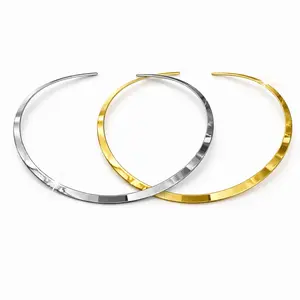 Maite Jewelry                                                      Omegas para usar elegantes dijes color dorado en tres diferentes modelos material Stainless Steel muy elegante