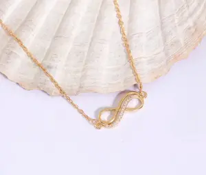 Cadena de acero inoxidable con dije de infinito con zircones/ Stainless steel chain with infinity pendant with cubic zirconia.