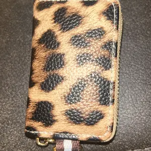 1pcs Ultra-Fine PU Leather Car Key Case, Leopard Print Window Accessory, Anti-Loss Scratch-Resistant Key Organizer Gift, Car Key Protector