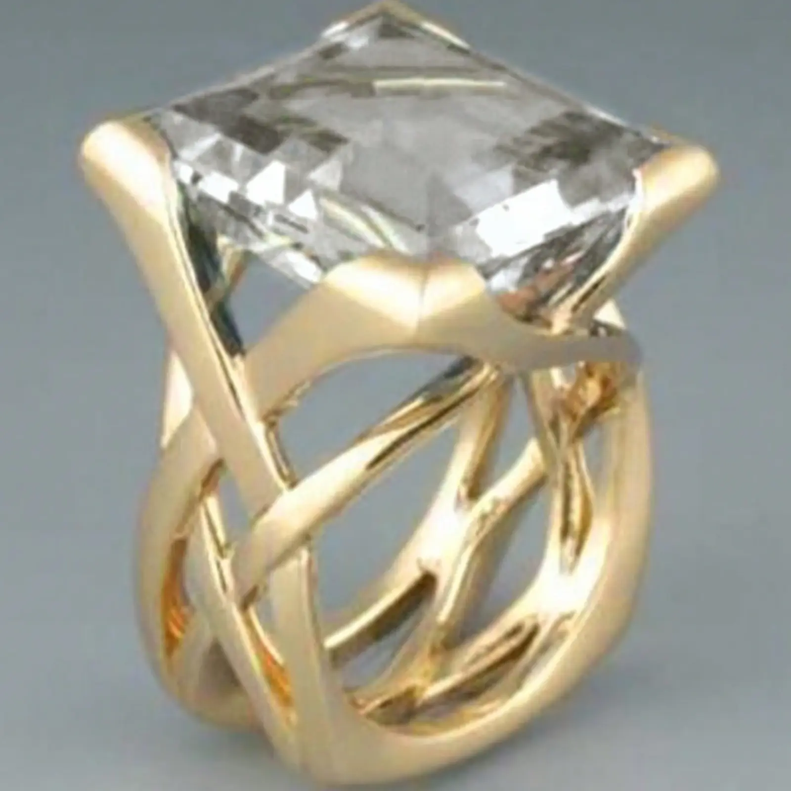 This exquisite 14k gold-plated ring, adorned with Cubic Zirconia stones, is suitable for women and ideal for weddings, engagements, Valentine's Day, parties, and as a gift.