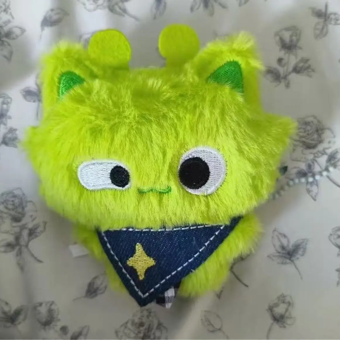 Adorable Plush Alien Cat Figurine, Soft and Cuddly Stuffed Animal Gift, Perfect Present for Loved Ones, Unique and Charming Decorative Item, Soft Huggable, Cute Animal Design