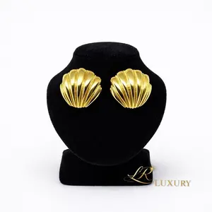 89 Gold Shell Earrings 14K Laminated – Elegant Studs for Daily Wear