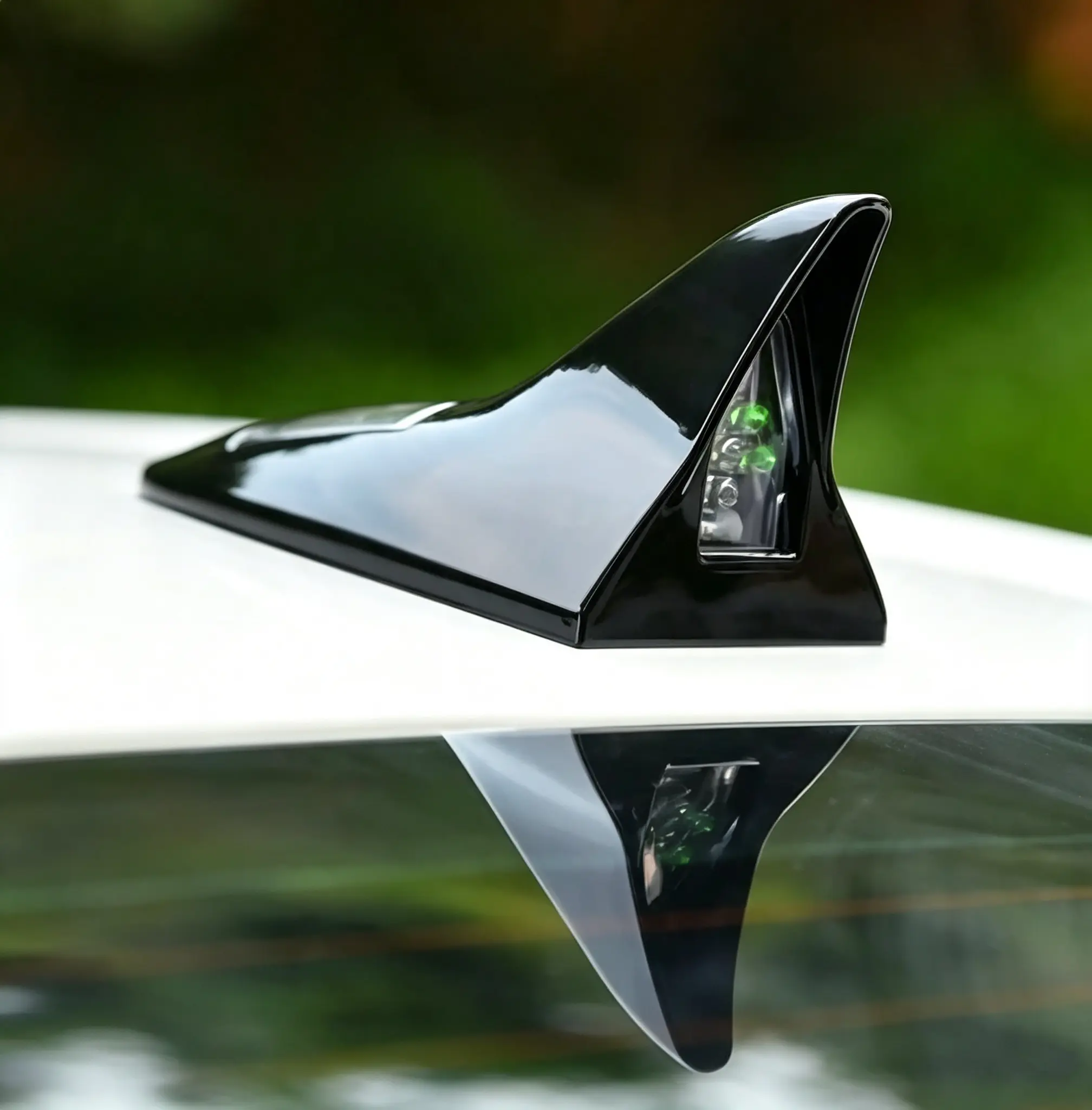 Universal LED Light Car Shark Fin Antenna Roof Tail Modification Light, Solar Powered Shark Fin Design Automotive Car Antenna Topper, Anti Rear End Collision Roof Spoiler with Remote Control Warning Flashing Light, Car Automotive Accessories