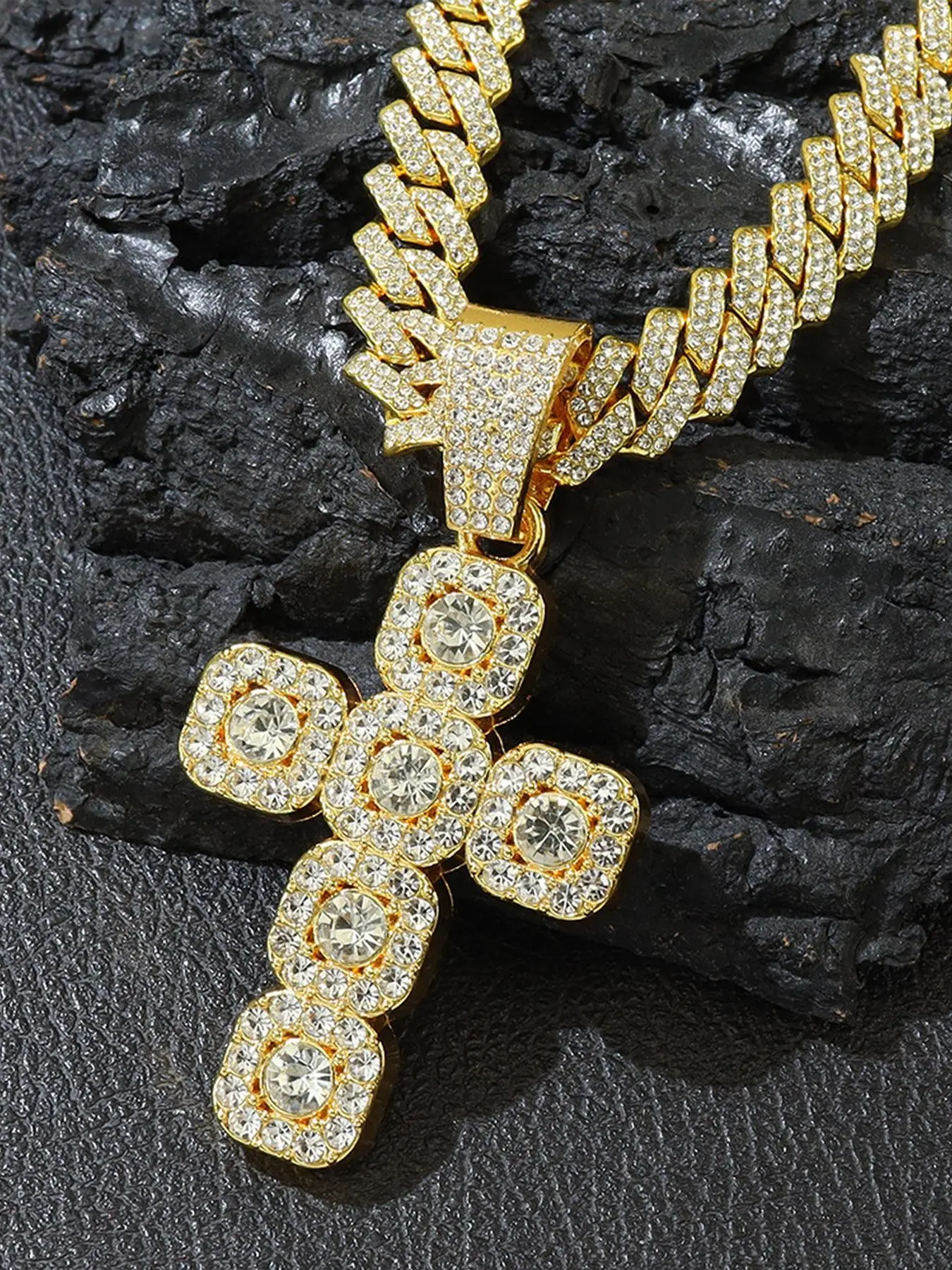 Unisex Hip-Hop & Punk Style: Fully Iced-Out Cross Pendant Necklace — Sparkling "Ice" Bling Jewelry. Ideal for Parties, Music Festivals, and Birthdays. A Trendy Fashion Accessory; Suitable for Both Women and Men. A Perfect Holiday Gift. Cross Necklaces