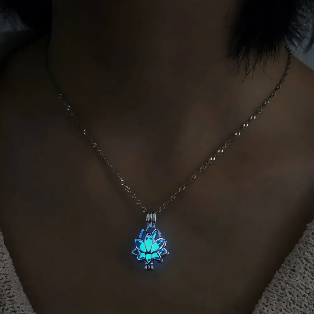 Popular Halloween Luminous Lotus Locket Necklace For Women, Minimalist Glow In Dark Photo Pendant Dainty Daily Small Jewelry birthstones y2k accessories streetwear statement heart name fashion present good luck stackable monday holiday gift birthday