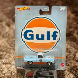 Hot Wheels '83 Chevy Silverado Gulf Edition 2/5 Real Riders Metal Collectible Car Model CLB46
