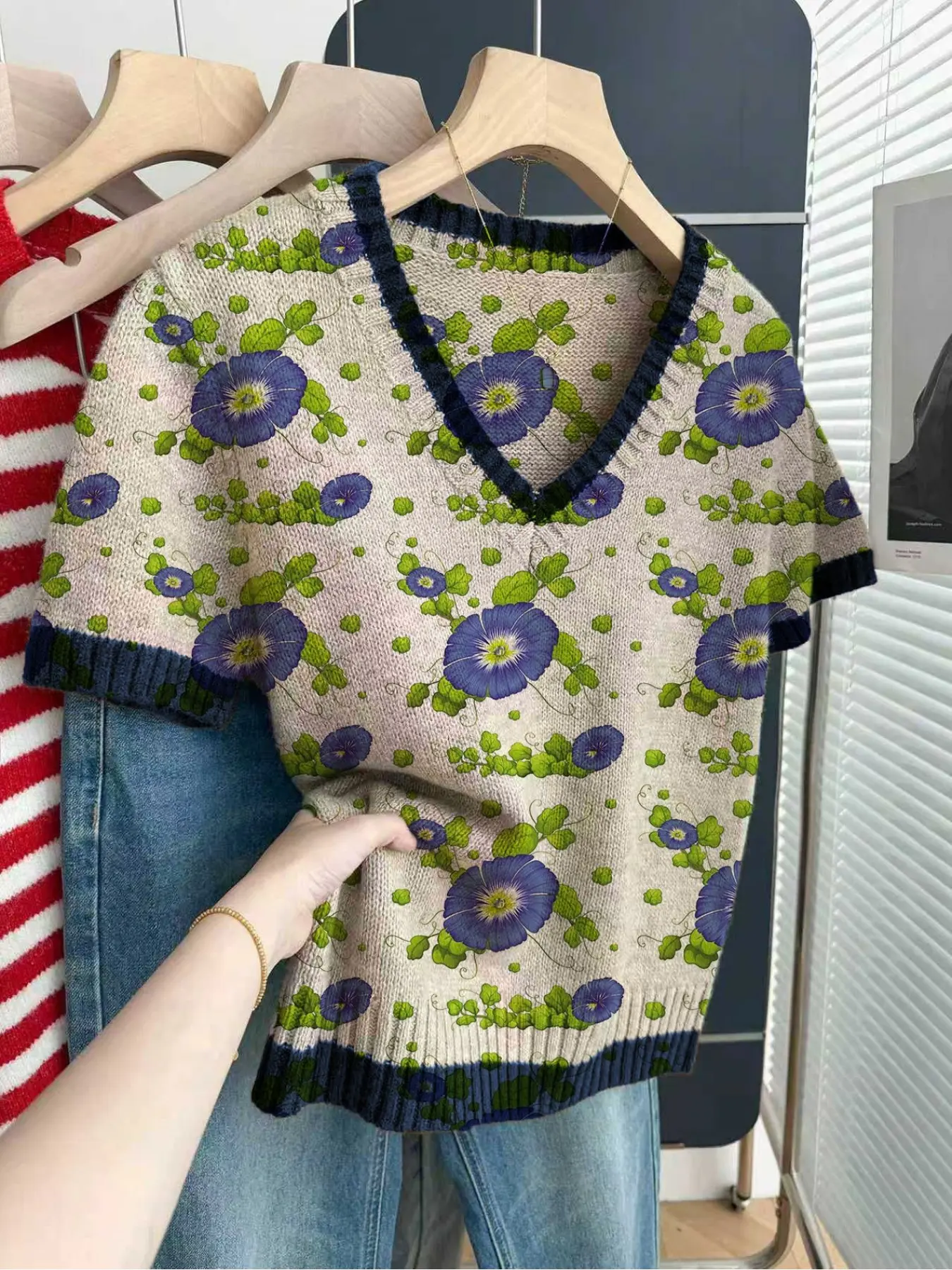Casual loose V-neck short-sleeve knit top with contrast trim and floral print. Perfect for spring and summer,ideal for women's daily wear. Available in khaki and other styles.