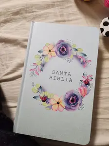 Biblia RVR 1960 letra grande, manual, tapa dura con nombres de Dios, flores azul / Spanish Bible RVR 1960 Handy Size, LP, HC with Names of God, blue flowers (Spanish Edition) Hardcover – Large Print