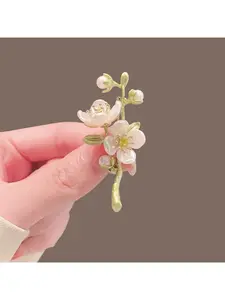 Retro-style green jasmine flower brooch for women, floral plant-shaped pearl brooch, anti-glare button brooch for suits, accessory for dress-up.