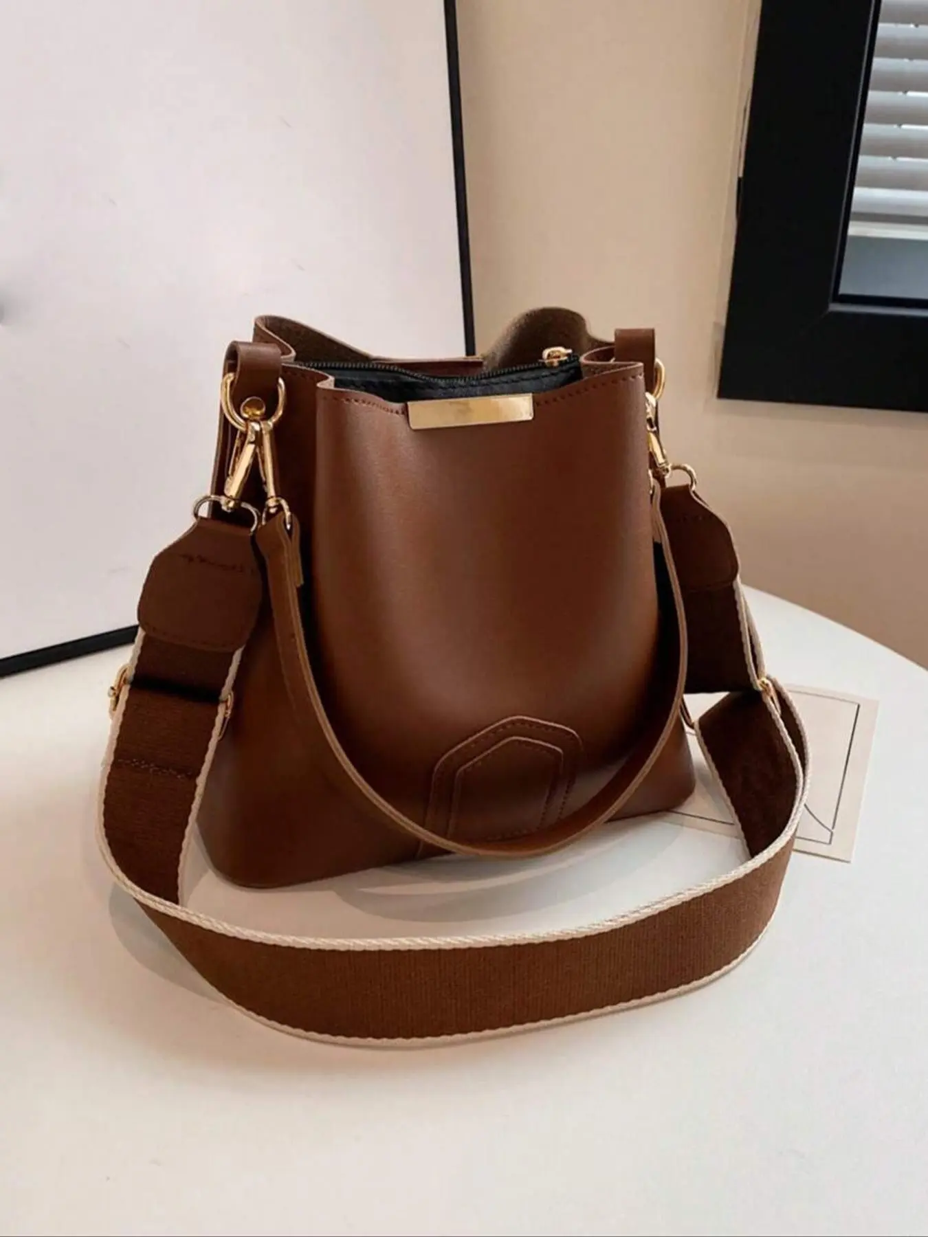 Retro light luxury practical texture bucket bag, multi back hand-held shoulder bag, Crossbody shoulder handbag, with multiple compartments inside, suitable for commuting, shopping, Commuter Bag, Crossbody shoulder bags