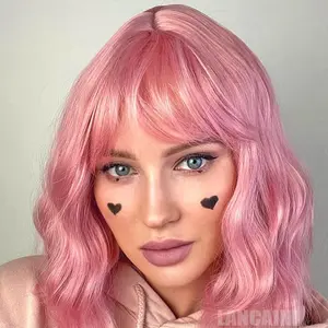 Peluca Corta Rosa con Flequillo - 7 Colores Disponibles (Negro, Rojo, Blanco y más), Ideal para Cosplay, Fiestas, Disfraces y Cambiar tu look en segundos