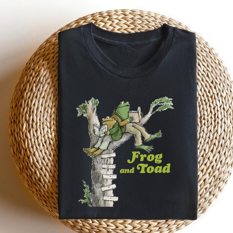 Frog and Toad Shirt – Vintage Reading Tree Tee, Cozy Cottagecore Aesthetic T-Shirt, Book Lovers Gift, Wholesome Nature Friends Graphic Tee
