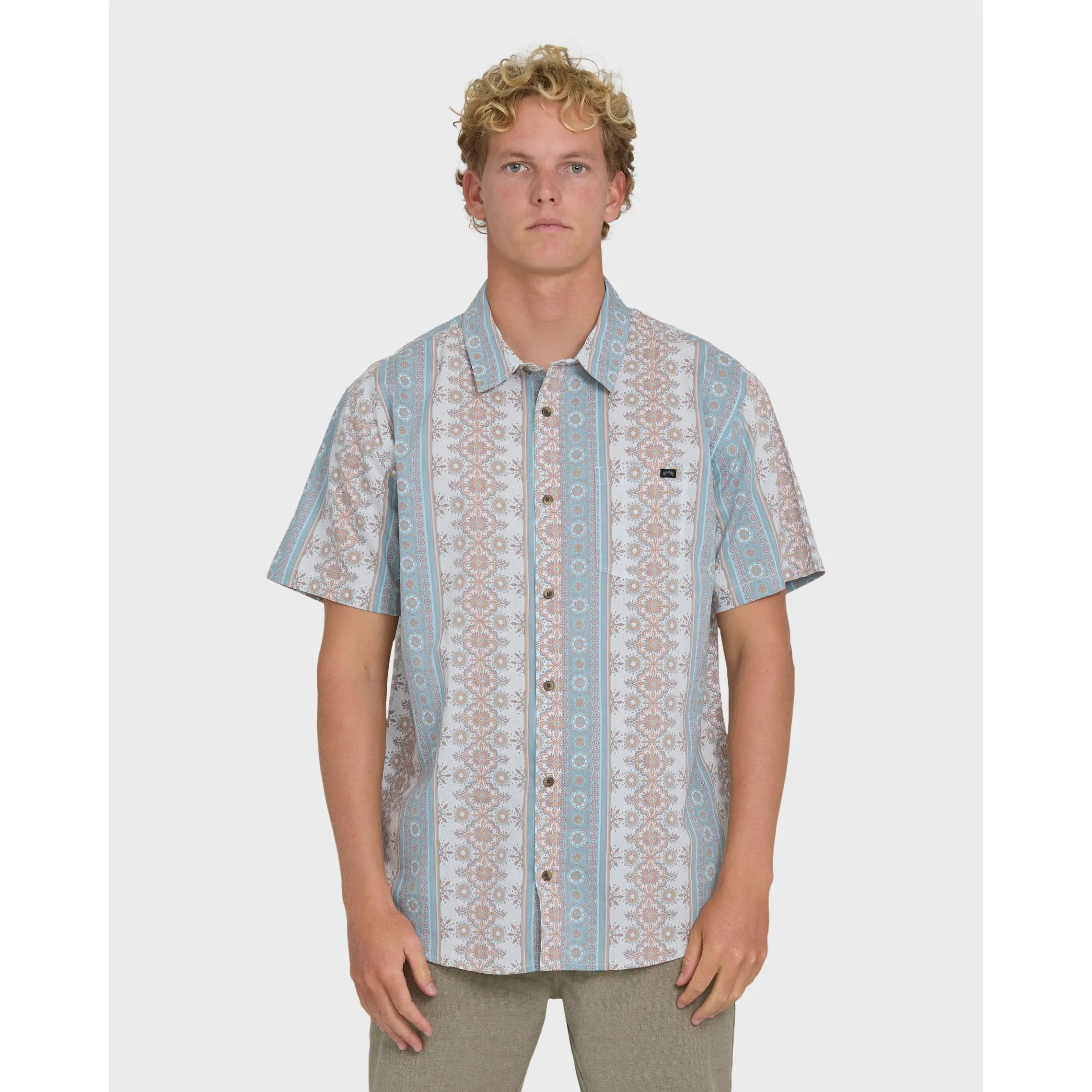 BILLABONG Men's Sundays Short Sleeve Woven Shirt - Blue Fog, Regular Fit Pockets Breathable, Casual Everyday