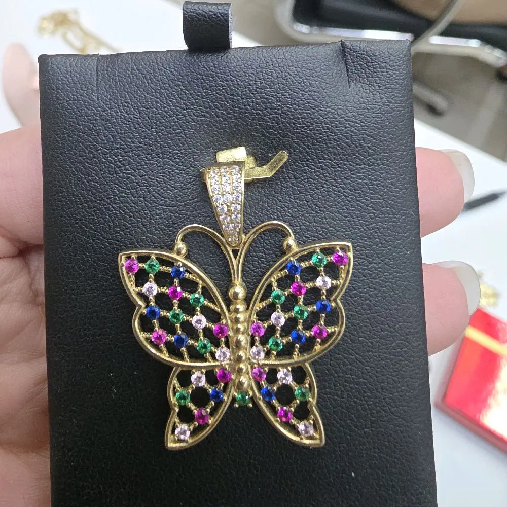 Dije de Mariposa para Mujer en 14k con Detalles de Cristales Multicolor y Diseño Elegante