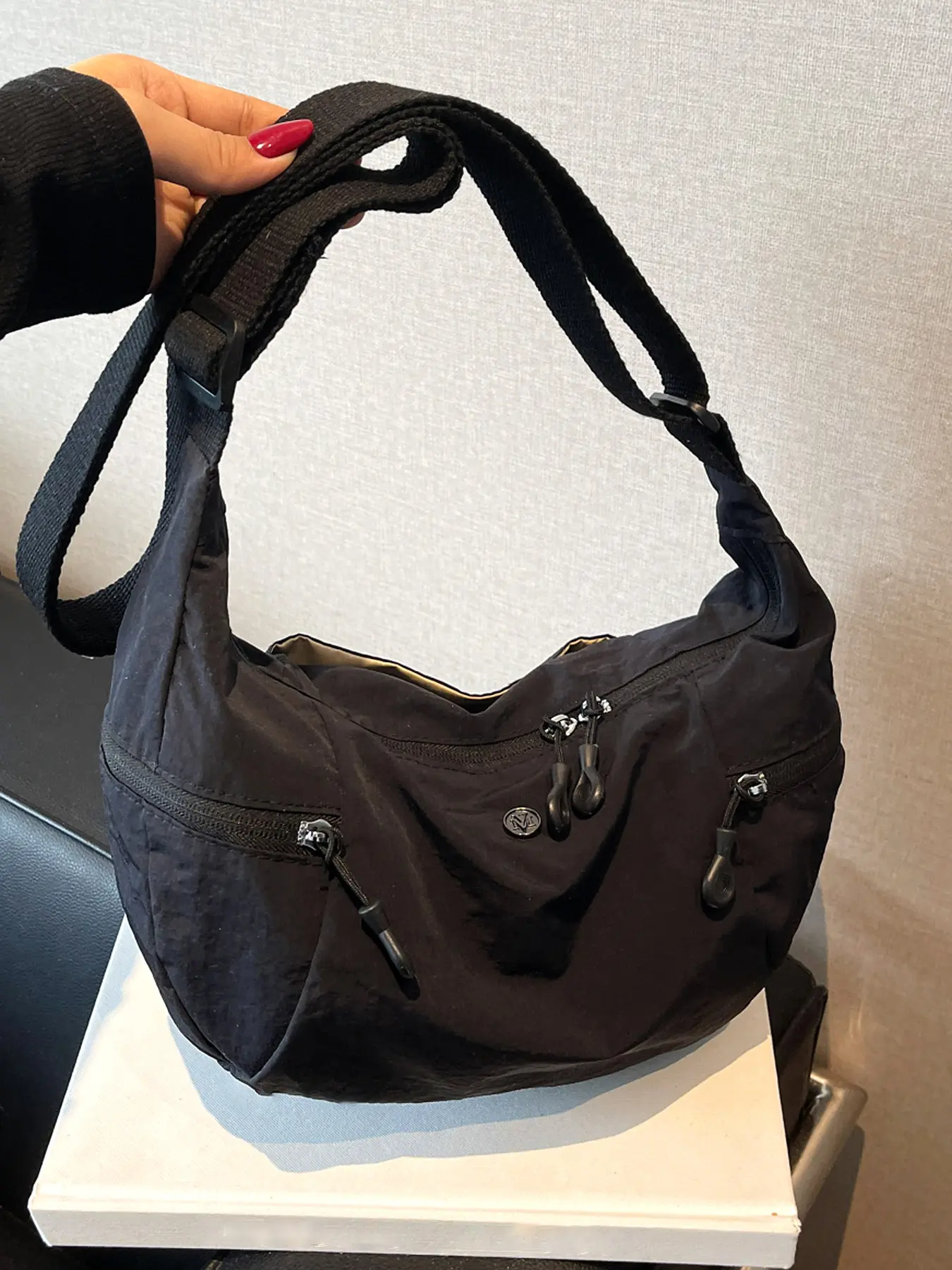Casual  single-shoulder crescent bag, multi-pocket design, versatile large capacity, multiple colors optional, trendy  versatile single-shoulder messenger bag, good partner for daily travel, suitable for students to attend classes, etc.