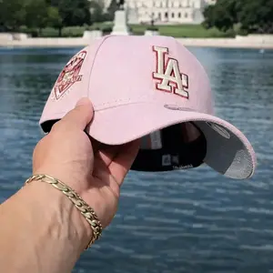 MLB New Era LA Dodgers Pink Anniversary Patch 9FORTY Adjustable Baseball Cap, Gorra de béisbol color vino ajustable Pastel Pink, Embroidered Logo, Cotton, Metal Buckle, Unisex Trendy Street Hat, Adjustable