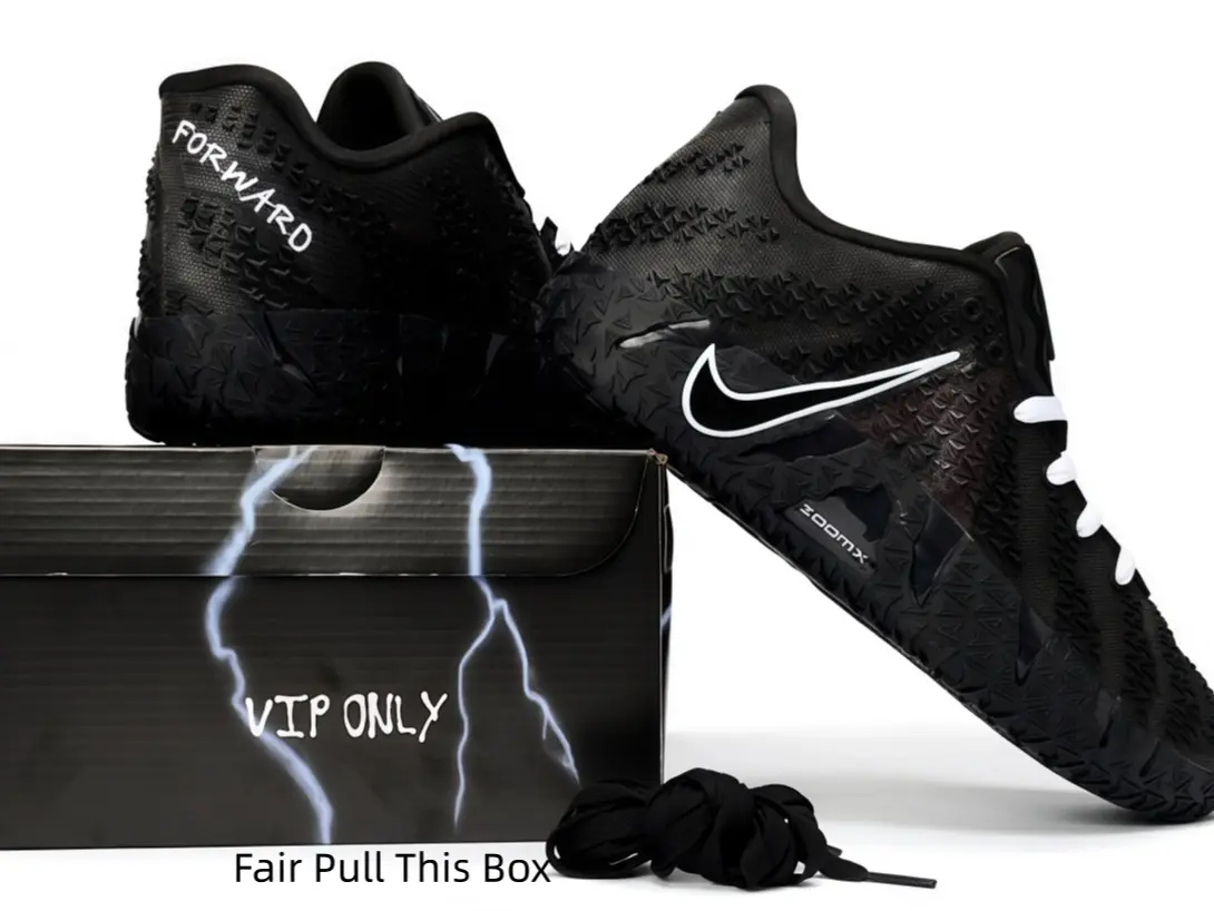 Classic matte black athletic shoes abide by standard campus dress guidelines, streamlined shoe silhouettes keep personal styling presentable during class transitions and laid-back campus social events.